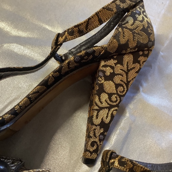 Yves Saint Laurent - Picture 5 of 8